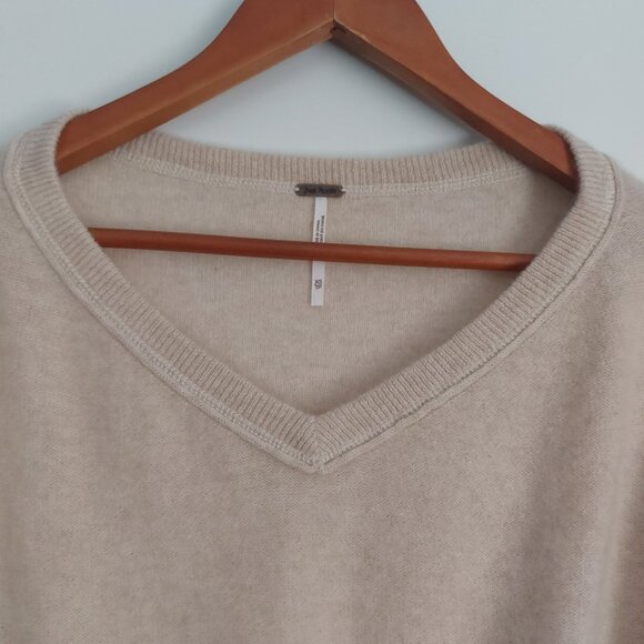 Free People 100% Cashmere Sweater XS Oatmeal Beige V-Neck Soft Luxe Knit EUC - Picture 6 of 10